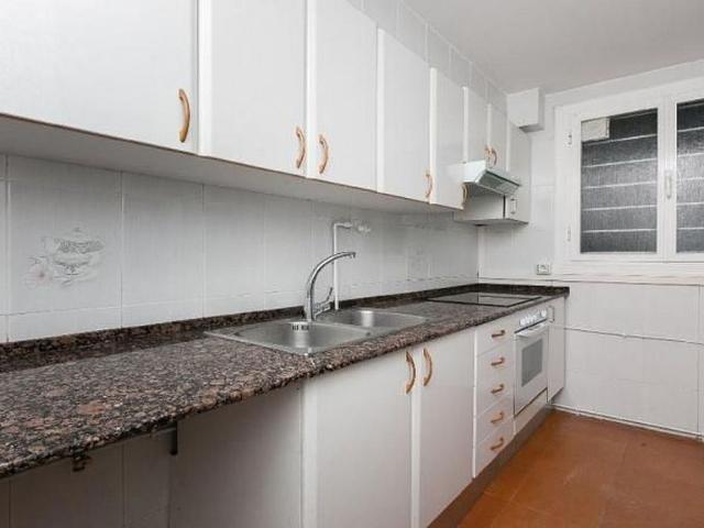 Piso en venta en calle Zaragoza, Badia del Vallès, de 67 m² 3 habitaciones por 100.900