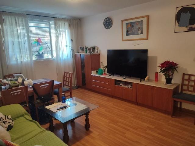 Piso en venta en calle Zaragoza, Badia del Vallès, de 70 m² 3 habitaciones por 175.000