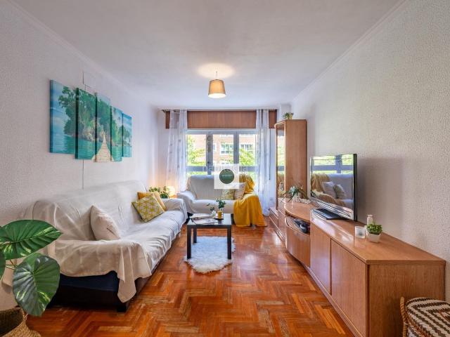 Piso en venta en Cambre. Alegre y espacioso piso en esquina con terraza, garaje y trastero. Pisos.