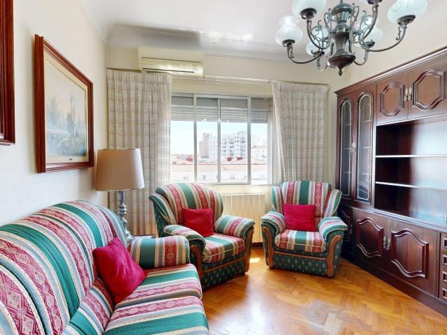Piso en venta en Camino de las Torres, perfecto para vivir o invertir