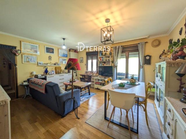 Piso en venta en Campo Lameiro. Piso en venta en Campolameiro de dos dormitorios, con garaje y trastero de 70 m2. Pisos Campo.