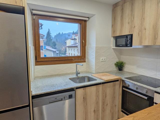 Piso en venta en Camprodon Pirineos. Piso con tres balcones en el centro de Camprodon. Pisos.