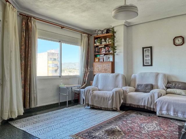Piso en venta en Canals. Piso luminoso con balcón en 7ª planta con vistas despejadas, en el centro de Canals, con 4 habitaciones y balcón. Pisos.