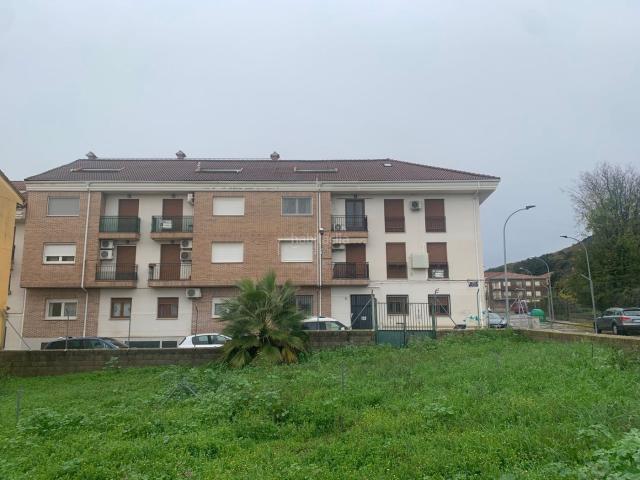 Piso en venta en Candeleda. VIVIENDA ALQUILADA DE 4 DORMITORIOS, 1 GARAJES. Pisos.