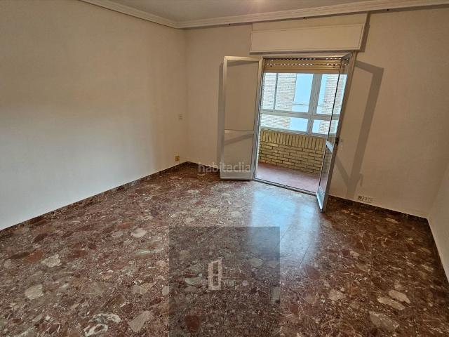 Piso en venta en Candeleda. Piso céntrico en Candeleda de 111 m², 3 habitaciones, 2 balcones y en excelente estado, listo para entrar a vivir. Pisos.