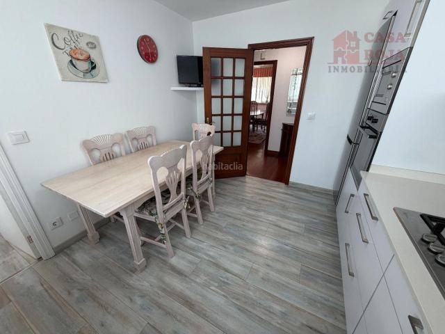 Piso en venta en Cangas, Coiro. Piso amplio de 3 dormitorios en el centro de Cangas, a un paso de la playa de Rodeira. Pisos.