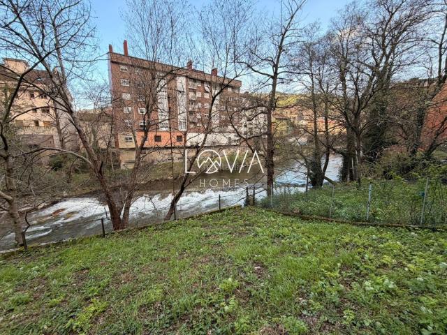 Piso en venta en Cangas del Narcea. LOFT PARA CONVERTIR EN VIVIENDA CON JARDIN Y VISTAS AL NARCEA. Pisos Cangas del.