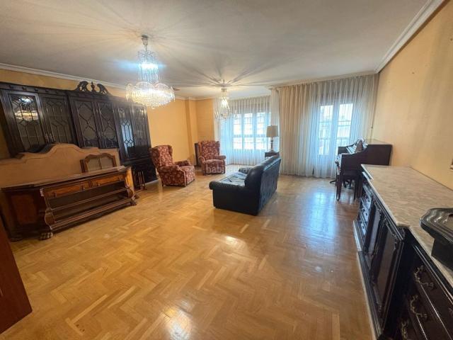 Piso en venta en Cangas del Narcea. Piso en venta en Centro, 5 dormitorios. Pisos Cangas del.