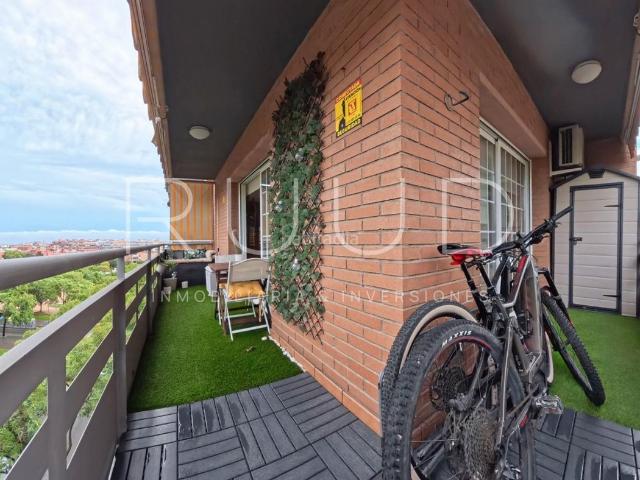 Piso en venta en Castelldefels, Can Vinader. Piso esquinero, reformado y todo exterior, con terraza envolvente en Castelldefels. Pisos.