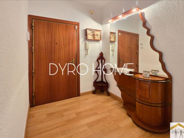 Piso en venta en Castelldefels, Castell Poble Vell. AMPLIA VIVIENDA DE 4 HABITACIONES CON BALCÓN Y ASCENSOR EN CASTELLDEFELS. Pisos.