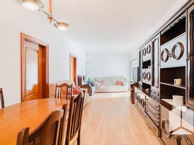 Piso en venta en Castelldefels, Castell Poble Vell. AMPLIA VIVIENDA DE 4 HABITACIONES CON TERRAZA Y ASCENSOR. Pisos.