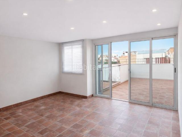 Piso en venta en Castelldefels, Centre. Amplia vivienda con gran potencial en Castelldefels y terraza de 45 m². Pisos.