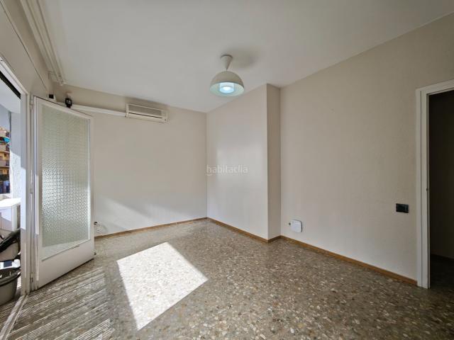 Piso en venta en Castelldefels, Centre. Luminoso piso a dos vientos en pleno centro de Castelldefels, junto al Ayuntamiento. Pisos.