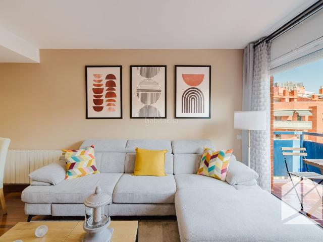 Piso en venta en Castelldefels, Centre. LUMINOSO PISO DE 76 M2 EN TERCERA PLANTA CON ASCENSOR, 2 DORMITORIOS, 2 BAÑOS Y 2 BALCONES. Pisos.