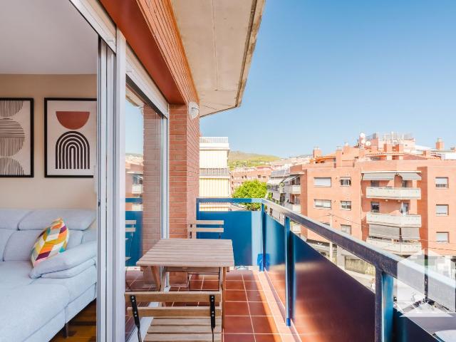 Piso en venta en Castelldefels, Centre. LA CASA AGENCY PRESENTA EN EXLUSIVA: ÁTICO REFORMADO EN EL CENTRO DE CASTELLDEFELS. Pisos.