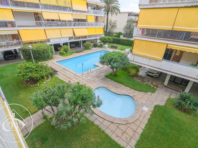 Piso en venta en Castelldefels, Baixador. Encantador piso frente al mar. Pisos.