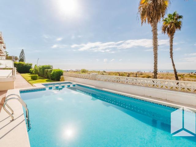 Piso en venta en Castelldefels, Baixador. Piso de 129 m con 3 dormitorios y garaje en Castelldefels. Pisos.