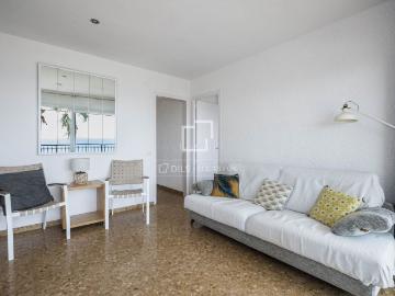 Piso en venta en Castelldefels, Baixador. Piso de 3 habitaciones en primera línea de mar en Castelldefels Piscina, parking y solo 6 vecinos. Pisos.