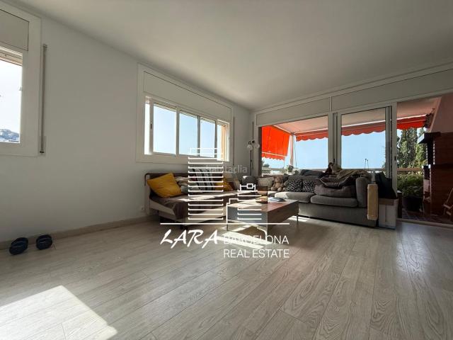 Piso en venta en Castelldefels, Bellamar. PISO CON VISTAS AL MAR CERCA PLAYA CON TERRAZA Y PISCINA. Pisos.
