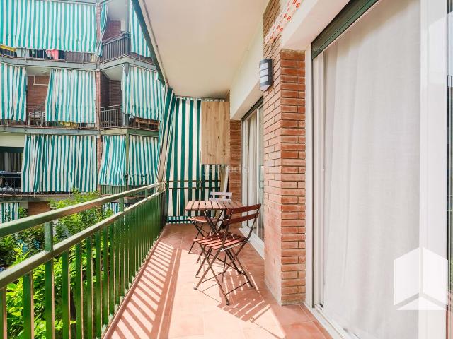 Piso en venta en Castelldefels, Bellamar. Piso reformado a estrenar con piscina comunitaria. Pisos.