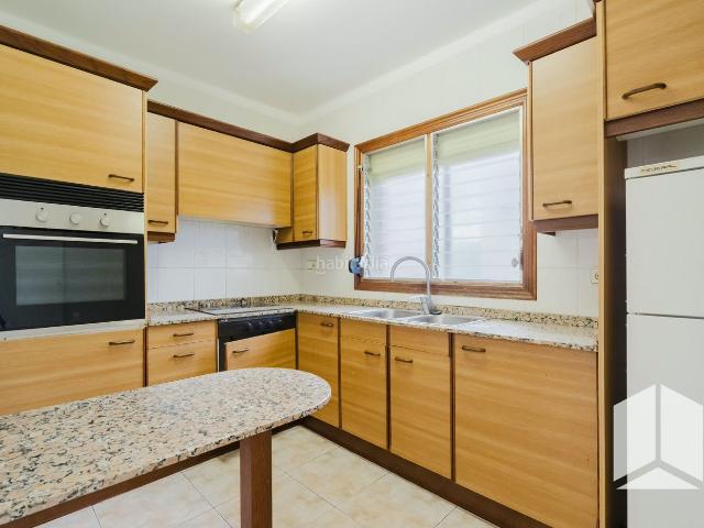 Piso en venta en Castelldefels, Granvía Mar. Piso de 77 m con 4 dormitorios y terraza en Castelldefels. Pisos.