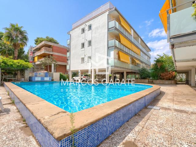 Piso en venta en Castelldefels, Granvía Mar. Piso de 2 habitaciones con piscina comunitaria y parking en Castelldefels!. Pisos.