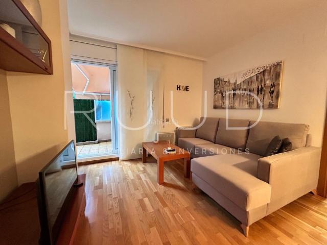 Piso en venta en Castelldefels, Els Canyars. Exclusiva planta baja con acceso directo a piscina y jardín comunitario. Terrazas privadas. Pisos.