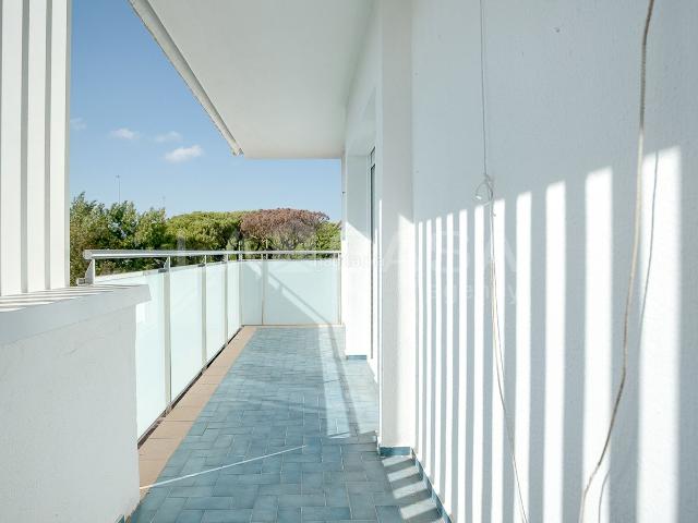 Piso en venta en Castelldefels, La Pineda. EXCLUSIVO Y AMPLIO PISO DE 163 M2 CON 4 DORMITORIOS, 2 BAÑOS, TERRAZA, BALCÓN Y PARKING. Pisos.