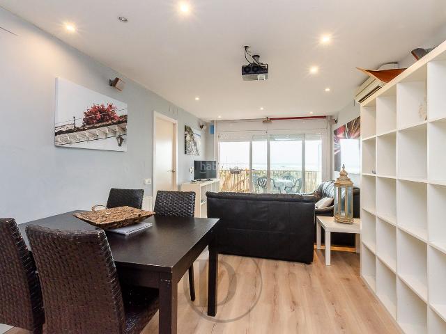 Piso en venta en Castelldefels, Lluminetes. Maravillosa planta baja en primera línea de playa en Castelldefels, única en la zona!. Pisos.