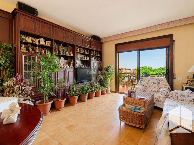 Piso en venta en Castelldefels, Montmar. Amplia vivienda situada en una tercera planta, dentro de una finca construida en 1980. Pisos.