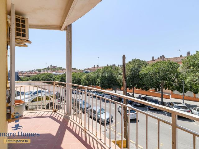 Piso en venta en Castelldefels, Vista Alegre. Hay viviendas que destacan por sus metros y otras que enamoran por la sensación que transmiten. Pisos.