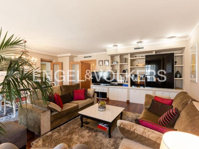 Piso en venta en Castellón de la Plana, Avenida de Valencia Avenida de Casalduch. Castelló de la Plana, Zona Av. Valencia Piso impecable de 184 m con 3 dormitorios, 3 baños, cocina office, 2 plazas.