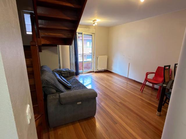 Piso en venta en Castro Urdiales, Brazomar. Se vende bonito dúplex de 95 m² ubicado en Castro Urdiales, a tan solo 5 minutos de la playa de Playa de Brazomar, en urbanización. Pisos Castro.