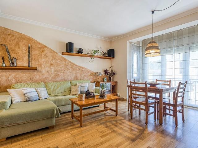 Piso en venta en Capellades. Fantàstic pis al centre de Capellades amb 4 habitacions, pàrquing privat inclòs i opció de local. Pisos.