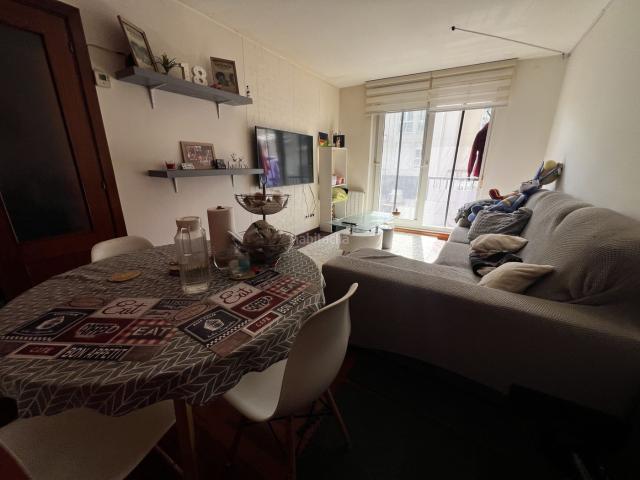 Piso en venta en Cartes. Piso de 75 m útiles situado en Santiago de Cartes, distribuido en dos habitaciones, baño, aseo, cocina, salón y pequeño balcón.Cue. Pisos.