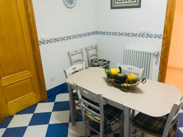 Piso en venta en Cehegín. Se vende este espectacular piso, vivienda con una superficie de unos 160m2 aprox, cuenta con: 4 amplios y luminosos dormitorios co. Pisos.