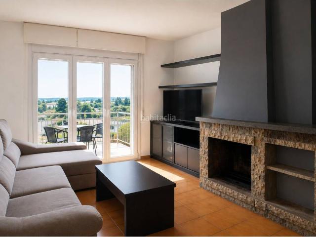 Piso en venta en Centelles. Piso de 4 habitaciones con balcón y chimenea en el centro de Centelles. Pisos.