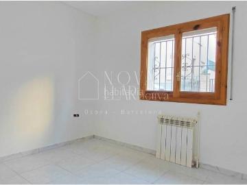 Piso en venta en Centelles. Planta baja con patio en Venta Centelles. Pisos.