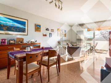 Piso en venta en Cerdanyola del Vallès, Canaletes Turonet. Finca año 2000, todo exterior, luminoso, balcón, parking incluido, 3 habitaciones dobles 2 baños, parking incluido, ascensor. Pisos.