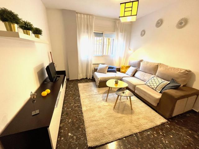 Piso en venta en Churriana de la Vega, Casco Histórico. VIVIENDA AMUEBLADA, CON 2 DORMITORIOS, 1 BAÑO COMPLETO, COCINA INDEPENDIENTE Y AMUEBLADA CON ZONA DE LAVADERO, GARAJE Y ASCENSOR. Pisos.
