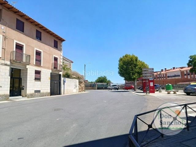 Piso en venta en Cigales. NO COBRAMOS HONORARIOS DE INTERMEDIACIÓN AL COMPRADOR!Atención! Venta de vivienda en la Avenida principal de Cigales. Distribuida. Pisos.