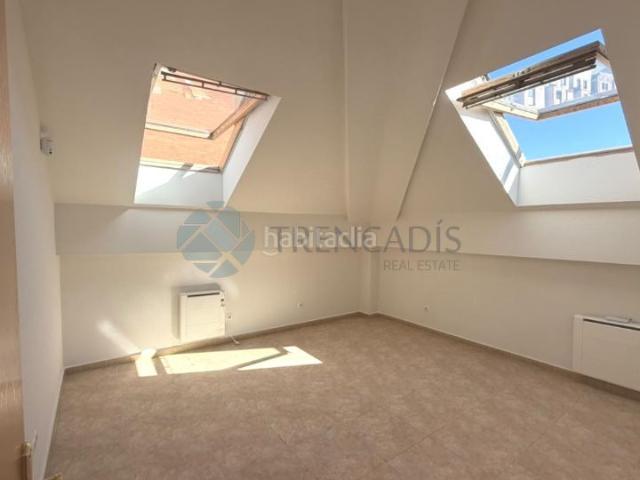 Piso en venta en Ciempozuelos, Casco Antiguo Sur. Oportunidad !Ático abuhardillado de 98 m con 3 dormitorios a la venta en Ciempozuelos, Madrid.El piso está distribuido en salóncom. Pisos.