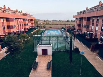 Piso en venta en Cistérniga. Amplio piso en Cistérniga con 3 dormitorios, 2 baños, piscina comunitaria y parking. Ideal para disfrutar de unas vistas despejada. Pisos.