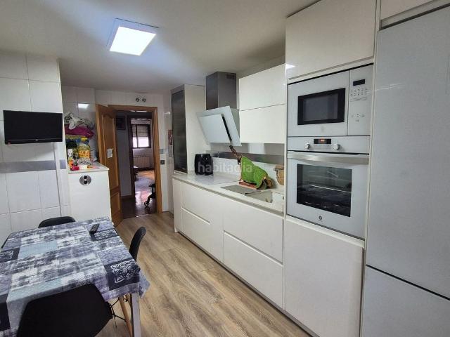 Piso en venta en Cistérniga. Amplio piso en Cistérniga con 3 dormitorios, 2 baños, piscina comunitaria y parking. Ideal para disfrutar de unas vistas despejada. Pisos.