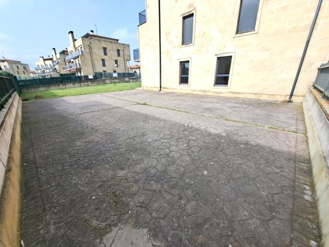 Piso en venta en Cirueña. Oportunidad. Cirueña. Se vende vivienda a estrenar en planta baja con jardín privado de grandes dimensiones y plaza de garaje. Pisos.