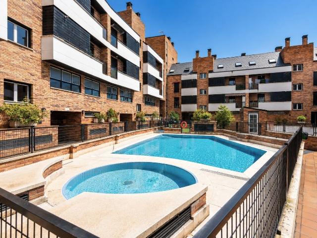 Piso en venta en Collado Villalba, Villalba Estación. ^*^MAGNÍFICO PISO EXTERIOR CON TERRAZA Y VISTAS A LA SIERRA EN URBANIZACIÓN PRIVADA^*^. Pisos Collado.