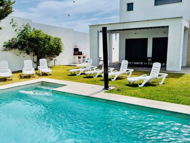 Piso en venta en Conil de la Frontera, Conil. Chalet con piscina juntja la playa. Pisos Conil de la.