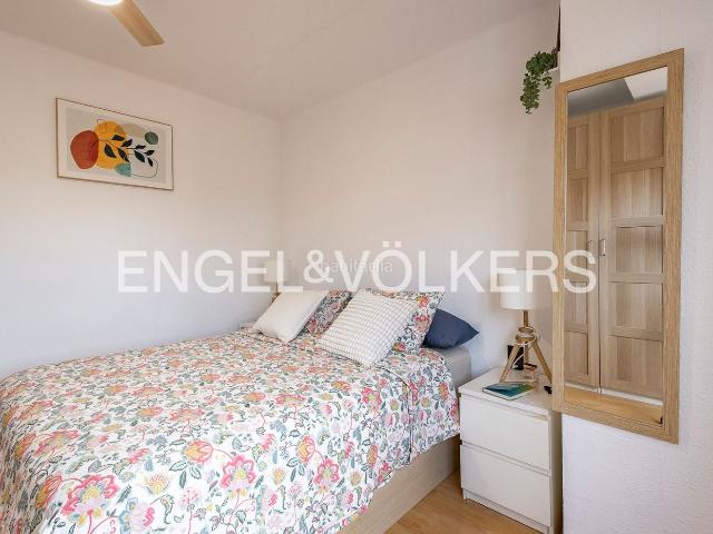 Piso en venta en Cornellà de Llobregat, Almeda El Corte Inglés. Oportunidad excepcional en Cornellà de Llobregat para jóvenes! Apartamento de 2 dormitorios, funcional y con excelente conexión a.