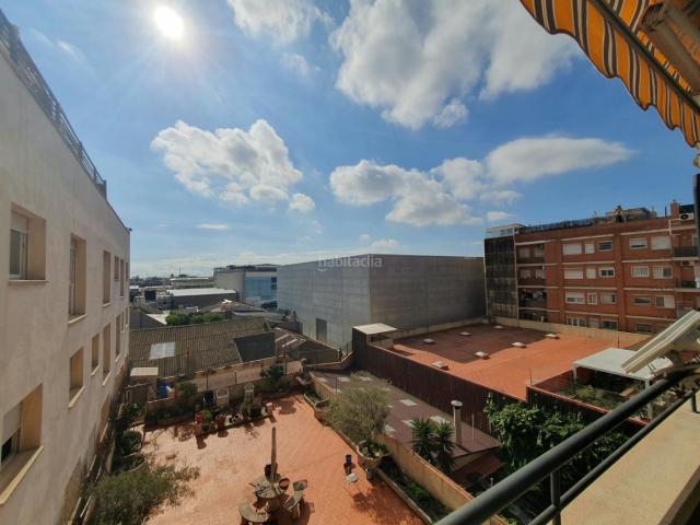 Piso en venta en Cornellà de Llobregat, Almeda El Corte Inglés. Piso luminoso de 3 habitaciones con orientación sur, dos balcones y ascensor en Cornellà de Llobregat. Pisos Cornellà de.