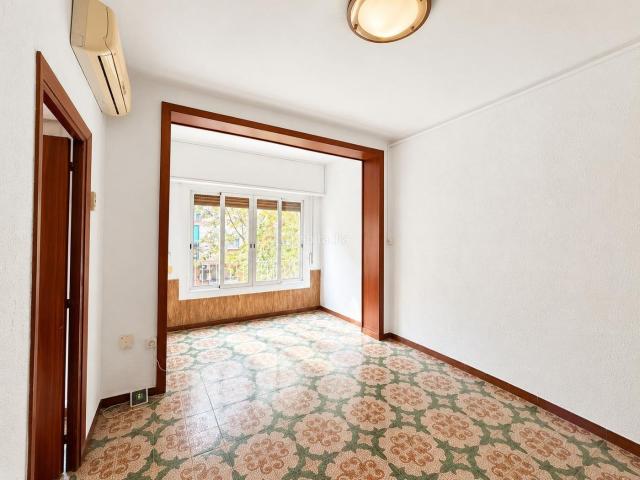 Piso en venta en Cornellà de Llobregat, Centre. Piso de 4 habitaciones con balcón para reformar en Cornellà. Pisos Cornellà de.